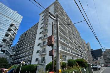 秀和目黒駅前レジデンスの外観（南西側から）