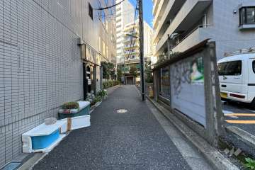 敷地の西側前面道路（南側から）