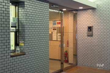 エントランスはオートロック付きです。