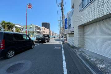敷地の北東側前面道路（北西側から）