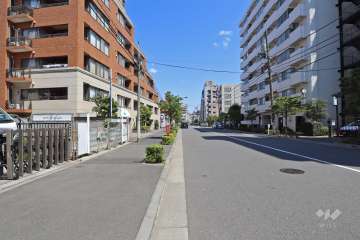 敷地西側の前面道路（南側から）