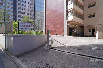 駐車場の出入り口（ゲート付き）