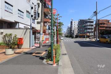 敷地西側の前面道路