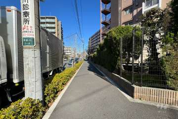 敷地西側の前面道路