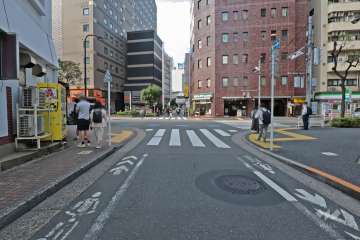敷地北側の前面道路（東側から）