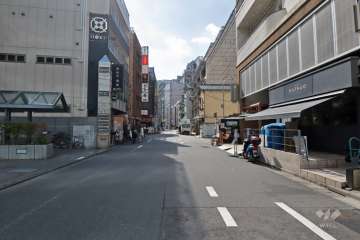 敷地東側の前面道路（北側から）