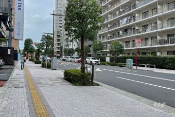 敷地南側の前面道路（東側から）