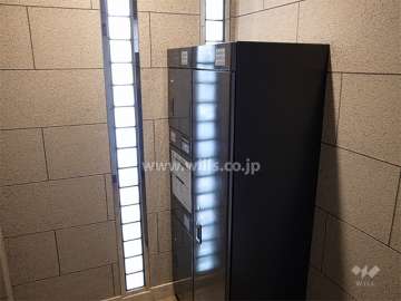 共用ポスト横にある宅配ボックス