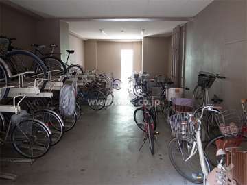 屋内にある駐輪場
