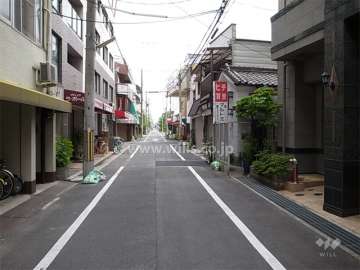 敷地北側、エントランス前の通り。すぐ東側には商店街があります。