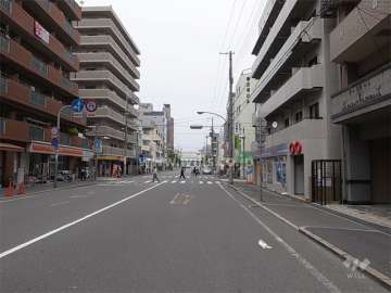 敷地西側の前面道路は、二車線のバス通りです。