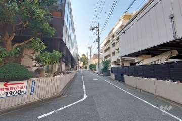 敷地西側の前面道路