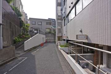 敷地南側の前面道路（西側から）