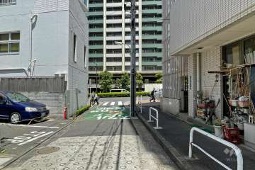 敷地西側の前面道路（南側から）