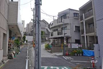 敷地西側の前面道路（北側から）