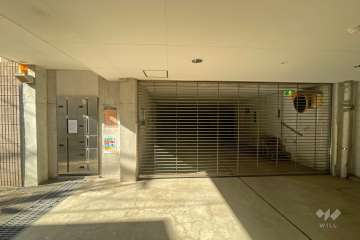 駐車場の出入り口（リングシャッター付き）と宅配ボックス