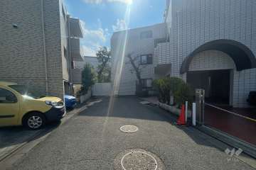 敷地西側の前面道路