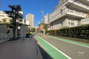 敷地東側の前面道路