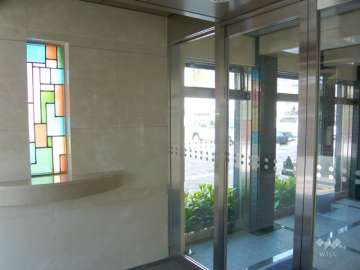 エントランスホール（ステンドグラスが印象的です）