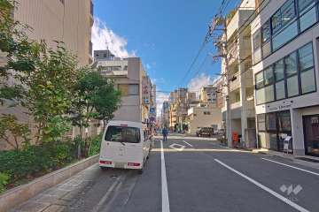 敷地の北側前面道路（西側から）