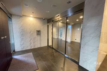 エントランスはオートロック付きです。