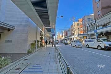 敷地北側前面道路は鮫洲大山線です（東側から）。