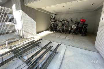 屋内に設けられた駐輪場
