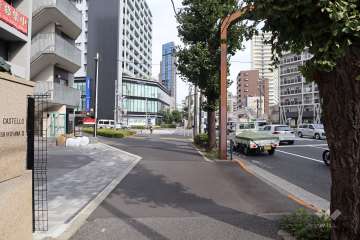 敷地南東側の前面道路(南西側から)