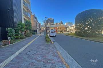 敷地の北西側前面道路は駅前ロータリーです（北東側から）。