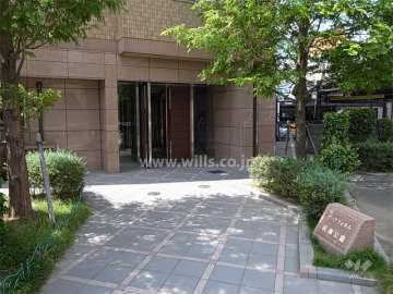 木々に囲まれたエントランス（オートロック付き）