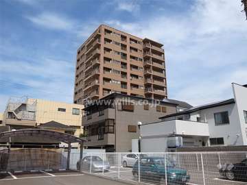 アークフォルム杭瀬公園の外観（南東側から）　周辺はマンションと一戸建てが混在し、近くに商店街もあります。