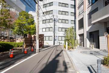 敷地西側の前面道路（南側から）