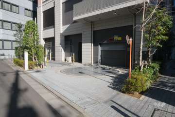 駐車場の出入り口（ゲート付き）