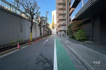 敷地北西側の前面道路（南西側から）
