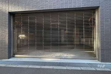 駐車場の出入り口（リングシャッター付き）