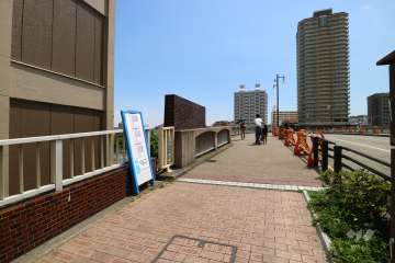 敷地西側の前面道路。県道は国道176号線から始まり、宝塚大橋を経て、明石市まで続いています。