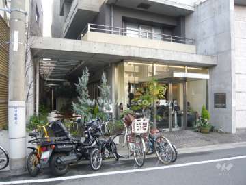 1階にはお洒落なカフェが入っています。