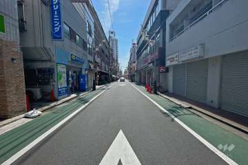 敷地北側の前面道路（西側から）
