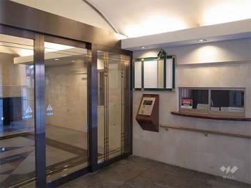 エントランスは間接照明が照らすドーム天井で、オートロック付きです。