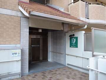 駅から続くデッキの直結された3階にあるサブエントランス（オートロック付き）