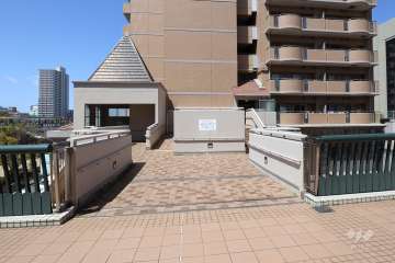 駅直結のサブエントランスアプローチ