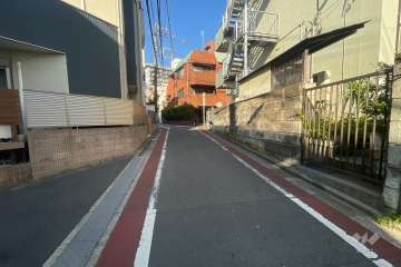 敷地西側の前面道路（南側から）