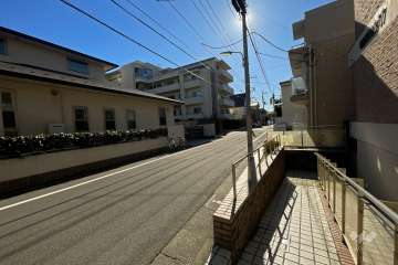 敷地東側の前面道路（北側から）