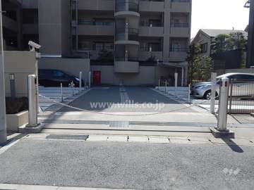 駐車場出入り口（ロボットゲート付き）