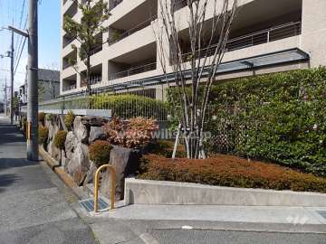 敷地の周囲には植栽スペースが設けられています。