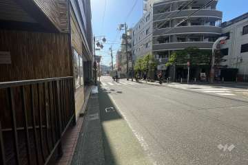 敷地南西側の前面道路（北西側から）