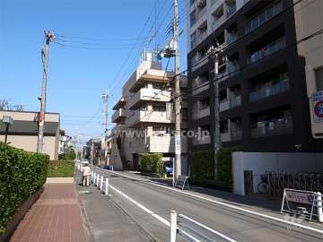 敷地西側の前面道路