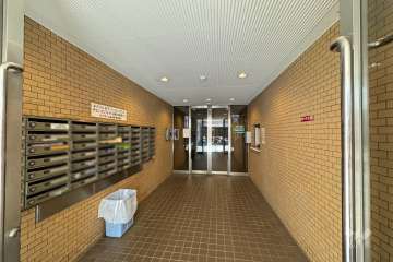 エントランスはオートロック付きです。