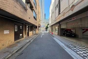 敷地西側の前面道路