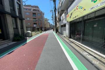 敷地南側の前面道路（東側から）
